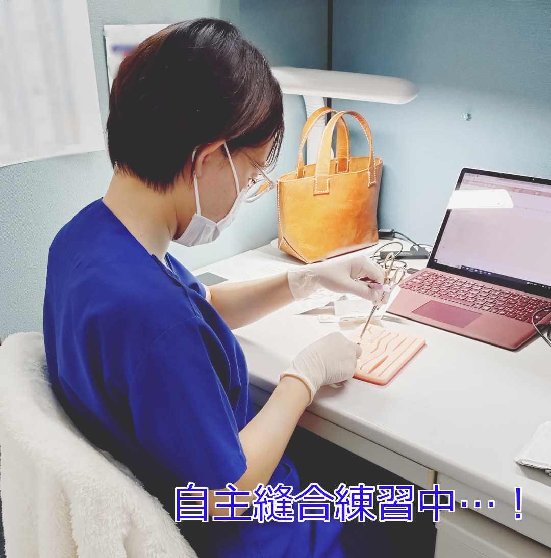自主縫合練習中