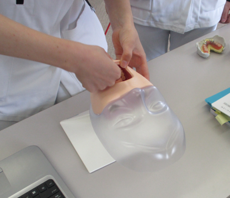 口腔ケア・吸引の様子2