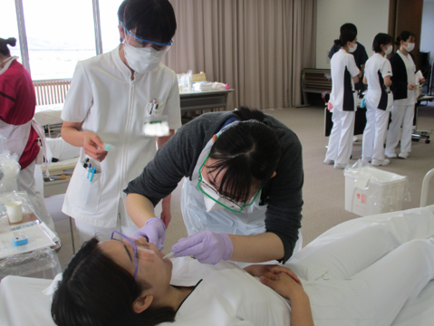 口腔ケア・吸引の様子3