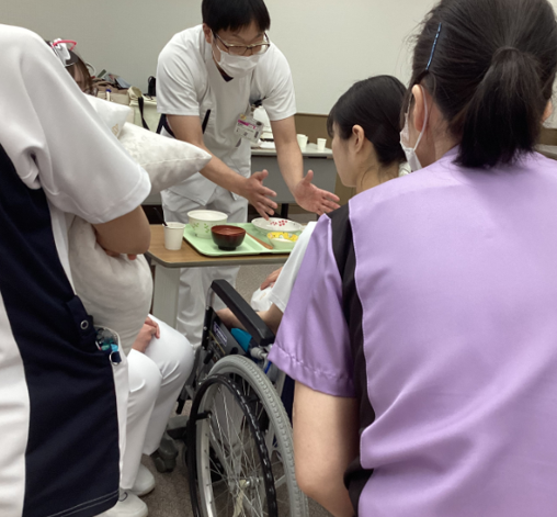 嚥下・食事介助の様子2