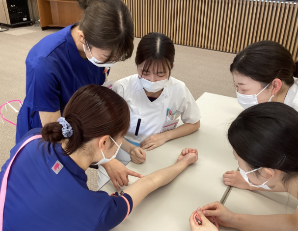 静脈血管確保の様子1