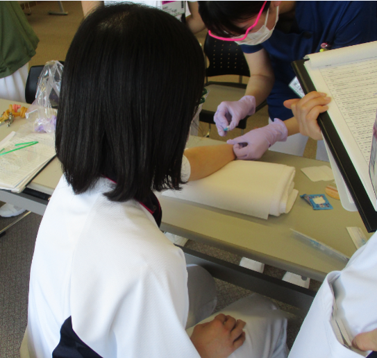 静脈血管確保の様子4