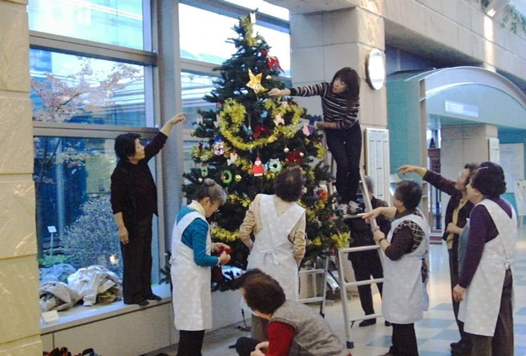 クリスマスツリーの飾り付け