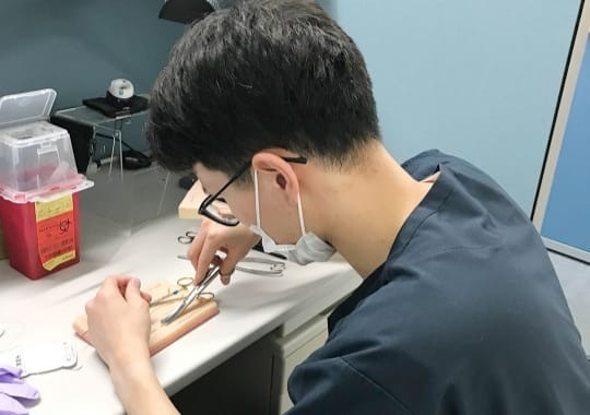 縫合練習中の研修医を発見しました
