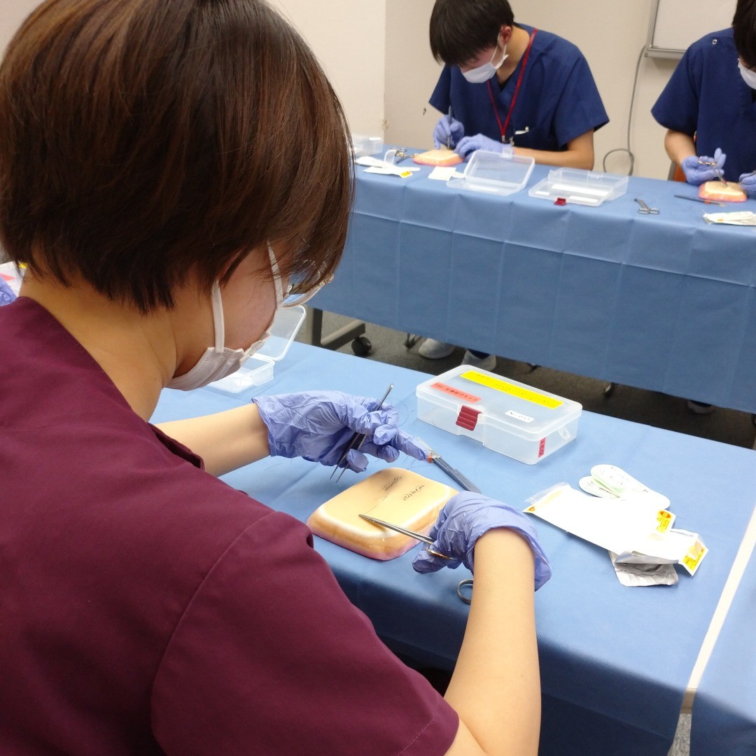 縫合研修が行われました（形成縫合）