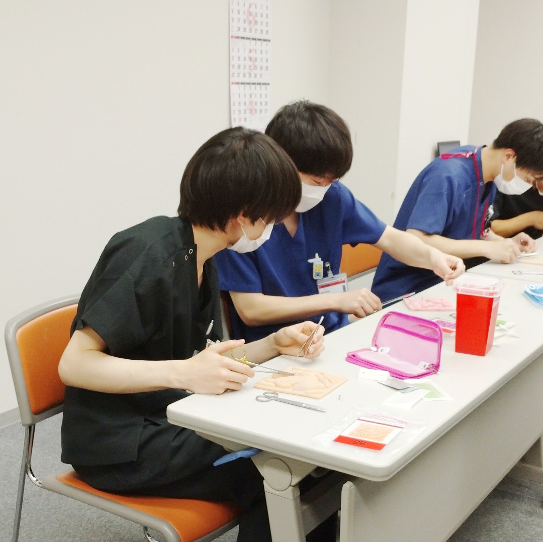 縫合研修が行われました（器械結び）